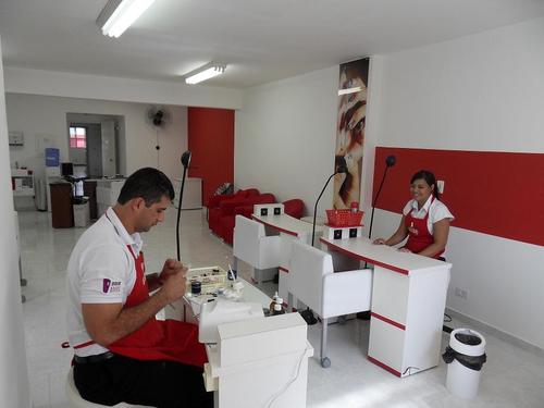 Salão especializado em unhas. Ofereçemos serviços de manicure/pedicure, correção de malformações, várias técnicas de alongamento e decoração. (11) 3060-9144