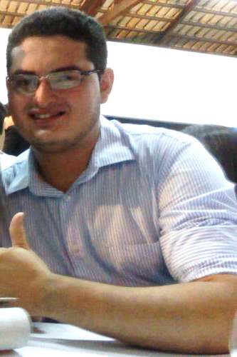 Um cara Amigo, persistente, alegre, extrovertido, Que ama a vida, amante da Química, Que Não vive sem a base de sustentação de todo ser humano que é Família !!!