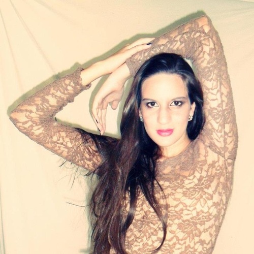 Sonhadora, fã, modelo, estudante, amante da poesia e da vida..