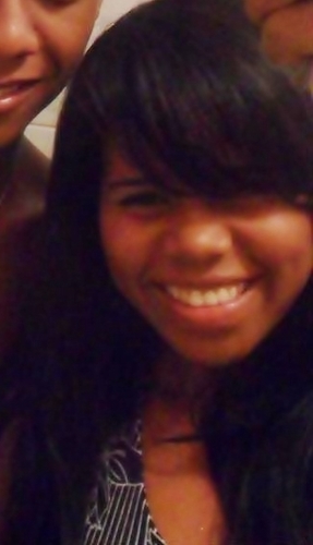 ~   Meninα feliz em seu mundinho,
sαtisfeitα com α vidα...Que αgrαdeceα Deus todos os diαs
pelα fαmíliα e αmigos que tem! Pois sem eles, não seriα nαdα... 