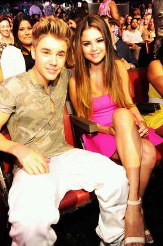 Hi we are @InmaDrewBG and @AlbitaDrewJB.. We're Spanish Beliebers&Selenators! @JustinBieber & @SelenaGomez are our idols