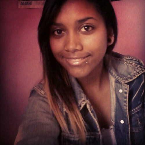 Oi, eu sou a Mariana viciada em Avril Lavigne e nas músicas da Demi Lovato.Adoro fotografia e chocolate ,sou sensível e amo poesias ,frases e abraços.