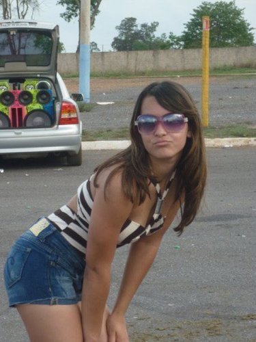 18 anos, SOLTEIRA, romântica, sentimental (ñ me magoe) quer saber mais me segue.....