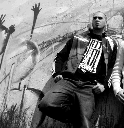 Artiste rap indépendant / Originaire de la Drôme (26) /
Membre du groupe Makis'Art / 
Parce que créer, c'est résister, parce que résister, c'est créer. Peace