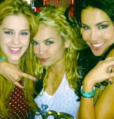 Quando estou dos seus lados td fica bem pois vcs são meu ponto fraco e para sempre o melhor pra mim ~! Amoo vcs, amor alem da vida! Ofics ns Favoritos :)