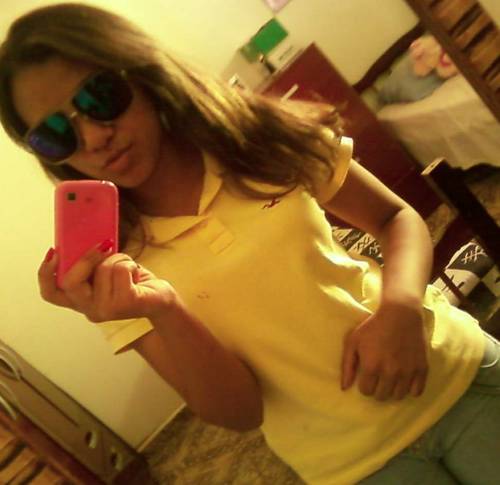 Por fora posso ser uma menina que muitos condenam mais por dentro sou uma mulher que poucos conhecem .....♥