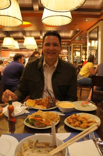 Freelance reporter of L.A. music+ & enjoying the world at the same time. Reportero independiente de música y + en L.A. y disfrutando el mundo al mismo tiempo.