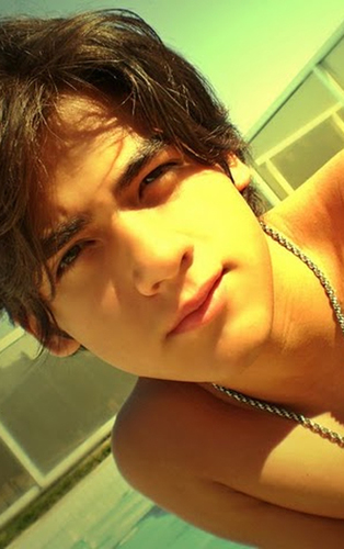 Um garoto de 13 anos Idiota! é isso q eu sei sobre mim xD