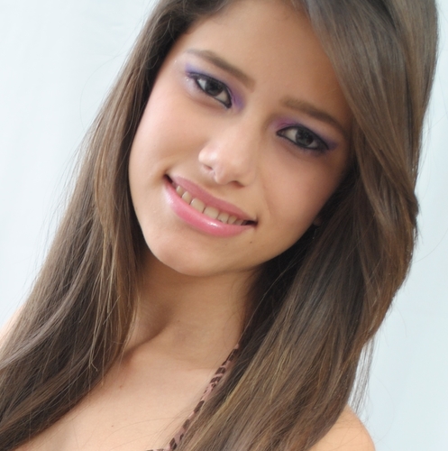 Fala sério! Como vou resumir minha
vida aki no twitter?Vamos lá, é só clicar nesse butãozinho e já está me seguindo!
Follow, follow, follow!