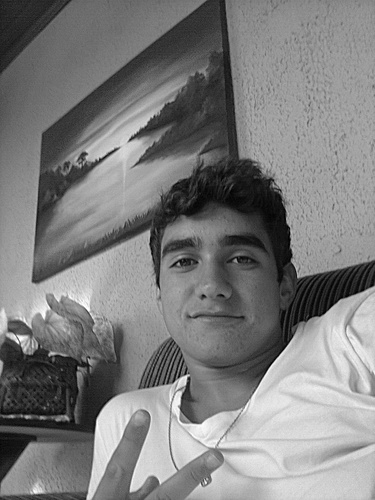 Prazer, tenho 16 anos, sou de leão, Jogador de futebol, sou muito extrovertido, Sincero, Companheiro, amoroso, Gosto de ouvir musica..