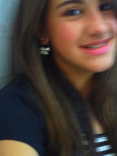 Cantora, twittera, amo musica, adoro sair, conheçer pessoas e ficar na net o dia inteiro!!!