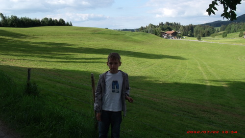 I'm an actor with a carrer. I'm from FTTH Channel On YouTube and i Love Acting! It's one of  my favourite things!