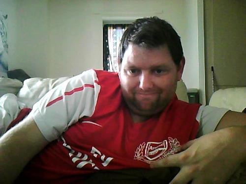 im a 29 yr old male i love arsenal i sleep arsenal u name it its araenal but im a fun person i love my speedway to