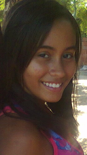 Sou uma menina bastante legal,simpatica,extrorvertiida,chata... enfiim, quer saber maiis sobre mim? É só me seguir... segui ai vaii!! ;))