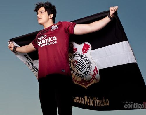 Quando me sinto só te faço mais presente,em questão de segundos voo pra outro mundo,outra constelação... Te vivo @luansantana