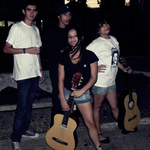 Banda de rock alternativo composta por Júlia Ribas nos vocais, Chico Ribeiro na bateria, Dinas Sousa na guitarra e @BrendaLuara no contrabaixo e backing vocal.