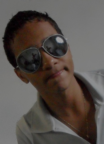 Pisciano/Ensino médio/Rufles e Coca-cola/Futebol e academia/Santos f.c/Pagode e swingueira/Romântico/Simpático/estilo:Play boy/Sua ação causa a minha reação ...
