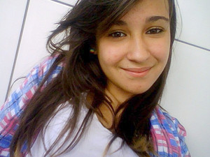 Deixa eu brincar de ser menina hoje. A tanto tempo, tenho que colocar essa minha mascara e encarar o mundo.
