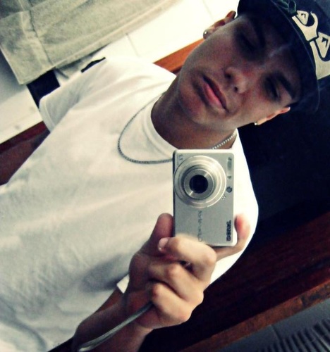 × É necessαrio αbrir os olhos e perceber que αs coisαs boαs estão dentro de nós, onde os sentimentos nαo precisαm de motivos nem os desejos de rαzão.  '-'
