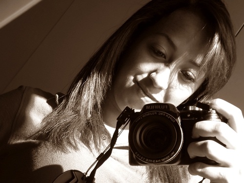 Eclética, sem paciência, moderna, adora musica, apaixonada por fotografia, adora jogar handebol e ama o Wellington da Silva Satelis !