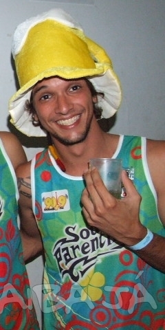Seco, sarcástico mas convive bem com a sociedade que o cerca. Beijo, tchau. =P