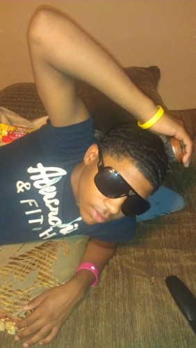 #@IHoops. ii Live IN yo GRAnniEZ makiinG cookiez,TX naa but im Aaron Y.O.L.O.