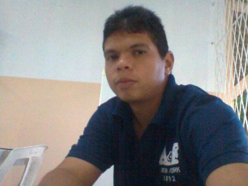 Sou simples com alguns defeitos,carinhoso e amigo,compreensivo e pensativo.