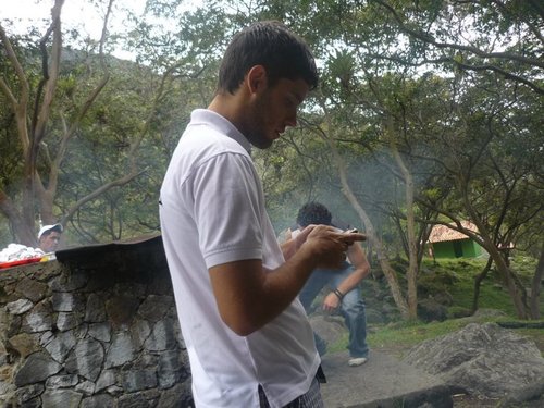 Bajista, amante de los deportes, comentarista frustrado.
