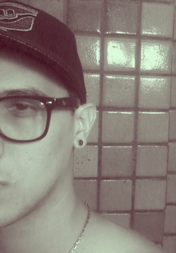 Mais um preto = ) Ouvinte da boa música Graduando Ciência da Computação Centro Universsitário de João Pessoa-UNIPE