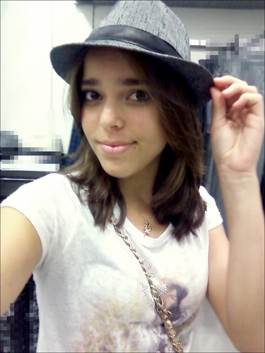 18 anos *-*, Linda, Feliiiz, Deus acima de tudo, apaixonada pela minha vida, adoro minhas aventuras... beijos . ;*