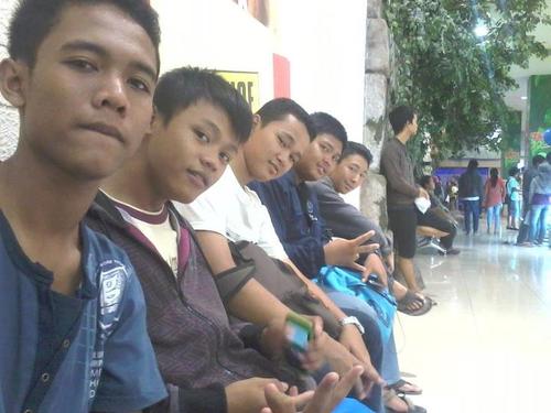 Dengan berkumpul dengan teman-teman atau sahabat merupakan sebuah kebahagian yang tak akan pernah terlupakan