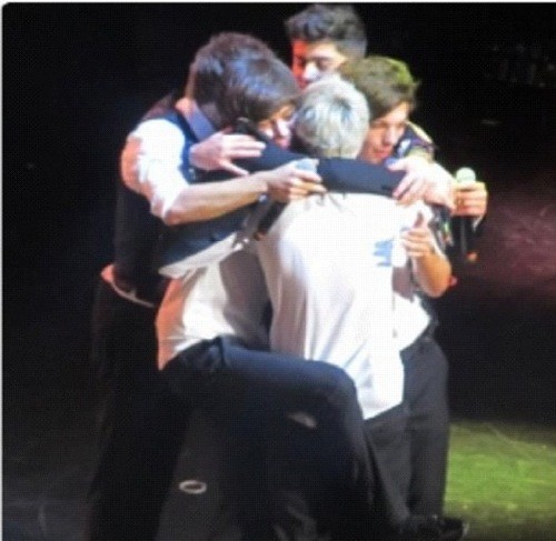 *PRETEND THE FOLLOW BUTTON IS LOUIS BUTT BECAUSE YOU KNOW YOU WANNA TAP DAT ASS* 
Two best friends who are droplets in the the shower of cunts. we follow back