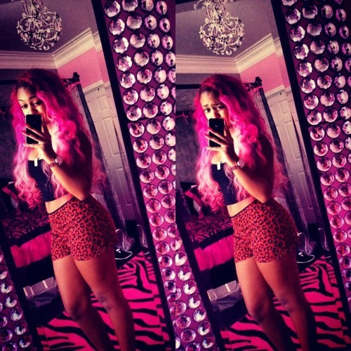 Looking for L♥VE . Freak (; . Looking for friends :) . Byee Hoe (; ♥♥♥