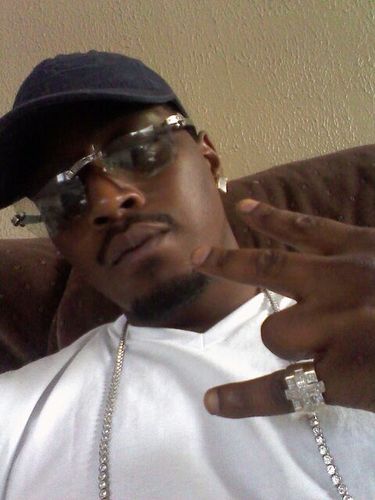 Young Ave..Co-Ceo of Paperboi Ent. Van Dyke Family affiliate.....Mr. Dnt leave yo girl round me.. Mr. Feel free to hate on me..mo money, mo problems= ot skee