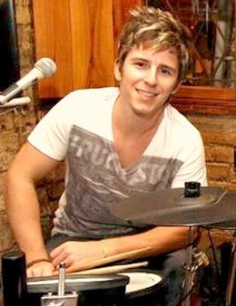 Compositor, músico, baterista de Porto Alegre. http://t.co/tERcCM1pPZ