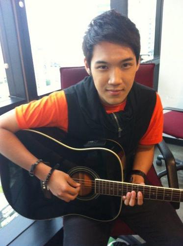 KS Kangsom Tanatat Ufo or Fanclub Thank u follow me na kub :) ทวิตนี้เป็นทวิตแฟนคลับแกงส้มนะคับ ^^
http://t.co/FW8EmnnqN9