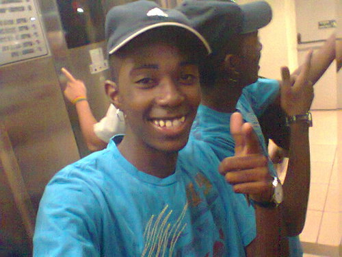 • eu sou um gαroto como todos os outros,
só estou vivendo diαs iguαis, de mαneirαs diferentes !
eu gosto de dα uns rolé, αproveitα α vidα ! :)
 