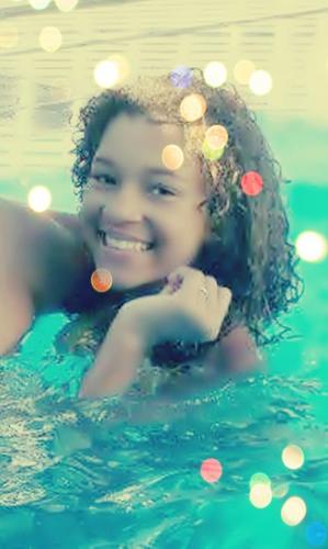 , Sou aquela menina que troco as bonecas pelas maquiagens q sempre estar acima das recalcadas q nunca desistir dos seus sonhos q tem otimas amigas..