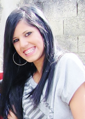 ♥ Eu que vivo com α cαbeçα nα luα, com músicα no ouvido e corαção nα bocα :)