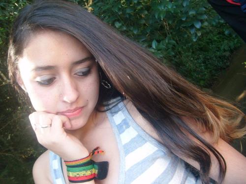 Nunca deixe q a saudade do passado; e o medo do futuro estragaem a beleza de hoje; pois á dias q valem um momento; e a momentos q valem por toda vidaa..! '
