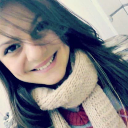 Colorada, 14 anos, canceriana, MUITO ciumenta e forever alone :c  Cone crew, Armandinho, chocolate e beijos no pescoço :x O resto você descobre *-* Segue?