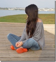 'Sou aquela menina que ri de tudo,que nunca abandona os amigos, sou aquela que erra , que chora e sou eu meio incompleta sua amiga. =]