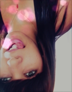 Eu vou subir nas nuvens pra desenhar o teu sorriso
E no azul do céu, vou ver os seus olhos brilhando
E em meio as estrelas, fico flutuando(8)