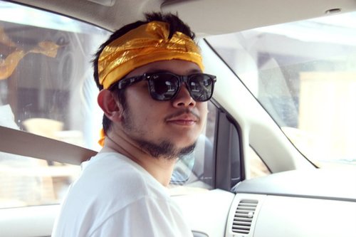 Penggemar musik lawas bermutu, pengagum Freddie Mercury.