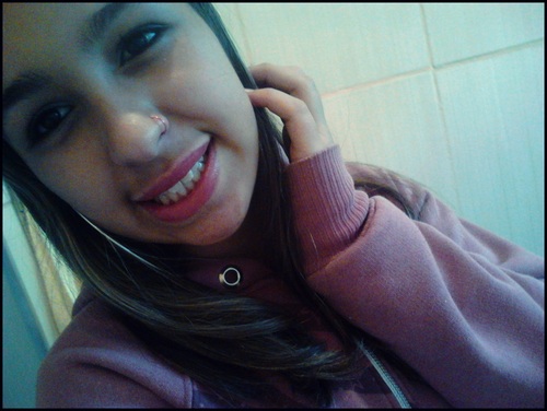 SiimpatiicÁ..Goostõzaa..MeetidÁ && Ciiumentá... ;*
Sóo mee seeguir qeeê eeõ siigO dee volttÁ...!