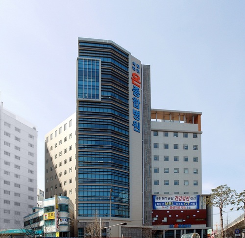 부산 서면 최초 종합병원! 여러분의 따뜻한 친구!내과(순환기,내분비,소화기,신장,호흡기),정형외과,신경과,신경외과,외과,흉부외과,소아청소년과,이비인후과,산부인과,비뇨기과,재활의학과,구강악안면외과(치과),마취통증의학,진단검사의학,건강검진,응급실,직영 장례식장 운영