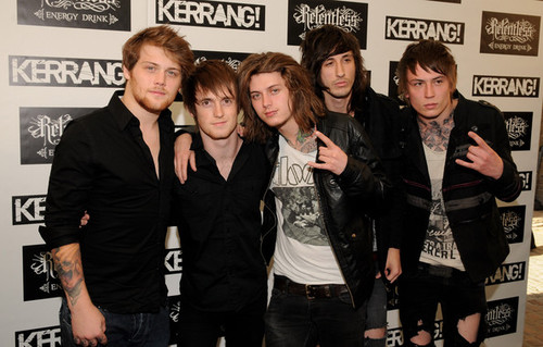 Fan of the amazing British metalcore band Asking Alexandria? FOLLOW NOW! And follow our personal accounts @SoulEaTTer_ and @FeelsLikeHomeTT :)