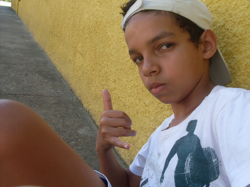 olá pessoal vou falar um pouco sobre mim ok sou capoeirista, jogo futebol, toco bateria, vou aprender a tocar guitarra e vou colocar um video para vocês ver ok