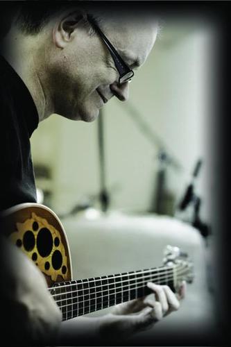 Acoustic singer/songwriter, artist and guitar tutor from London.
