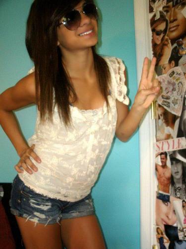 Belive in you nd dont worry be happy ♥♥♥ :)
im a model nd a hobby singer ;)
